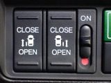 運転席からもスライドドアをボタン操作でスピーディーに開閉できます!またスマートキーでも操作できるので便利です。