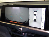 パノラミックビューモニターを装備。駐車場や交差点でクルマを真上から見るように周囲を確認できます。機能の詳細は販売店スタッフまでおたずねください。