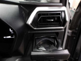 運転席のカップホルダーはエアコンの吹き出し口の前にありますので冷やしたり温めたり出来ます☆