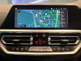 【ナビ純正】ワイドコントールディスプレイは、画面内に多数の情報を表示する事が可能です。センターコンソールiDriveコントローラー操作だけでなく、タッチパネルでの操作も可能となっております。