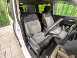 運転席まわりには十分なスペースがあり、大柄な方でもゆったり運転していただける環境です。