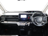 操作性に優れた運転席となります!小物入れや各ボタンの配置にこだわり、使いやすいです!座り心地もよく視認性も良好なのでロングドライブもお任せ下さい!