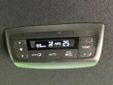 【リアオートエアコン】広い後部座席には必須の機能!風量や温度を自動で調整し前席と同様な車内環境にしてくれるリアオートエアコンを装備。夏の暑さも冬の寒さもストレスなく快適にお過ごしいただけます♪