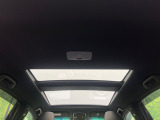 【調光パノラマルーフ】車内の解放感が一気に上がる大型パノラマルーフに調光機能がプラス!日差しが強い時、シェードを閉めなくてもガラスの透明度を調整することで心地よい明るさに♪