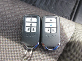 スマートキー付。キーを取り出さなくてもドアロックの施錠・開錠、エンジンの始動が出来ます。雨の日や荷物の多い日にとても便利ですね。