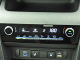 オートエアコンを装備しておりますので、四季を通じて車内を快適な温度に保つことが出来ます!高級感が有りますね!