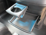 運転席からも助手席からも使いやすい位置に引き出し式ドリンクホルダーとスマホなどを置けるトレイを配置。