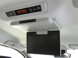 【後席モニター】・・・付いてます〜☆ 後席のみんなもテレビやDVDを観ましょ ♪ 楽しい空間 快適ドライブを  見逃せない装備!!