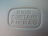サイドカーテンエアバックシステムは、側面衝突時に大人から子供までさまざまな体格の乗員の頭部や頚部を広範囲で保護。特にセンターピラーへの頭部衝突を防ぐ展開性能を実現しています。