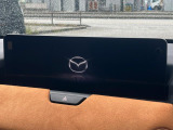 【12.3インチマツダコネクト】車内の雰囲気にマッチした大型ディスプレイ。スマホ接続でのナビ使用やBluetooth再生等、様々な機能が楽しめます。直感的なダイヤル操作が可能で、使い勝手も良好です。