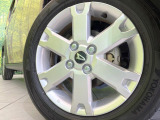 【純正15インチアルミホイール】外観にマッチした純正アルミホイールを装着しております。各種社外アルミホイールや、スタッドレスタイヤも取扱いしております。是非ご相談ください♪