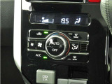 オートエアコンを装備しておりますので、四季を通じて車内を快適な温度に保つことが出来ます!高級感が有りますね!