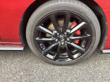 ブラック塗装のアルミホイールが、足元から全体の印象を力強くスタイリッシュに彩ります。Black alloy wheels add a strong, stylish look.