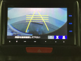 バックでの車庫入れも安心です! リアカメラが付いているバックモニター付のナビを装備しております。操作線もついており距離感も画面から確認できます。