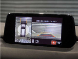 【全周囲カメラシステム】運転席から見づらい前後左右を、ナビ画面の映像で確認。見通しの悪い交差点や狭い道でのすれ違い、駐車などをサポートします。