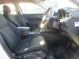 運転席、助手席ともに広々しています。また足元の広さだけでは無く、シートも大きめにしていますので体をしっかりと支え、長時間運転でも疲れが出にくい設計にしています。