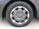 純正スチールホイール&ホイールキャップで足元もすっきりです。
