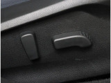 運転席と助手席は電動パワーシートが装備され、ドライバーの体系に合わせて細かいシートポジション設定が可能です!