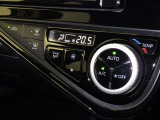 オートエアコン付きなので一度、気温を設定すれば自動的に過ごし易い温度に調整してくれますよ。 車内をいつでも快適空間にしてくれます。