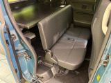 後部座席も気になるようなキズ・汚れやへたり等、大きなダメージはなく、良好な状態です。