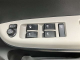 【すべてワンタッチ】 パワーウィンドウは全席ワンタッチで自動全開/全閉ですのでパーキングチケットやドライブスルー利用時に便利です♪もちろん挟み込み防止装置付ですので安心・安全です!
