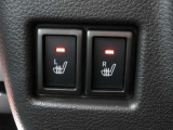 運転席・助手席にはシートヒーター機能が内蔵されています。暖房が効いてくる前に暖かくなる嬉しい装備です。