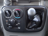【マニュアルエアコン】ダイヤルを回して簡単に温度調整ができます。車内も快適ですね!