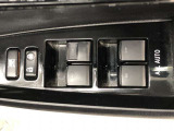パワーウィンドのスイッチです。運転席に座りながら、助手席や後席の窓を開け閉めできるので大変便利ですよ。