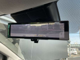 インテリジェントルームミラーです。人や物で視界が遮られてても、車体後部のカメラ映像に切り替えることにより、クリアな後方視界を実現しています。