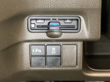 ハンドルの左下にETCとHondaセンシング用の、VSA(ABS+TCS+横滑り抑制)解除スイッチなどがついています。高速道路の料金所の通過も楽々です。 カードの取り出しもしやすい場所についています。