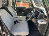 フロントシートはベンチシートです。インパネシフトで足元は広々。運転席と助手席はウォークスルーできます。