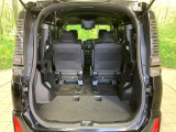 普段のお買い物や通勤、送迎等に十分な荷室スペースを確保しております。セカンドシートを倒すと、大きな荷物の積載も可能です♪