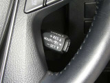 【レーダークルーズコントロール】(全車速追従機能付)付きです。車速に応じて追従支援してくれるので、ロングドライブも快適です。詳細は販売店スタッフまでおたずねください。