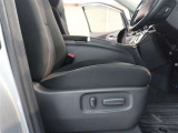 パワーシート搭載。微妙な調整が手軽にでき、ピッタリなポジションで運転することが可能です。