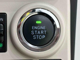 エンジン始動はプッシュスタートで楽々♪電子カードキーを携帯していれば、ブレーキを踏みながらボタンを押すだけで、エンジンの始動がスマートに行えます♪