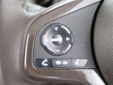 ハンドルから手を離さずにオーディオの操作ができるステアリングスイッチを装備。わき見運転の防止にもなり安全運転に貢献します。