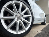 ●純正18インチアルミホイール:輸入車ならではの卓越した走りを支えるホイールと足回りです!日本車の走りに慣れている方にもぜひ体感して頂きたいほど、高いレベルでまとまっています!