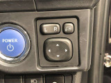電動格納式ドアミラー付き。駐車場へ停めた時に、ボタン一つで左右のドアミラーをたたむ事ができます。