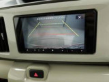 後退時に車両の後ろ側をモニター画面に表示します。車庫入れなどでバックする際に後方確認ができて便利です。車庫入れが苦手な人もこれで安心。