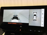 パノラミックビューモニターを装備。駐車場や交差点でクルマを真上から見るように周囲を確認できます。機能の詳細は販売店スタッフまでおたずねください。