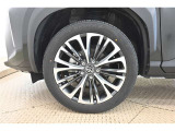 純正なので車に似合うデザインになっていますね。スタッドレスタイヤもご相談下さい。