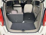 後部座席倒せます。5:5分割で倒すことも可能です。倒すことでゴルフバックなど、長さのある荷物も積み込み可能です。