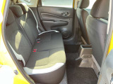 後席も十分な広さがあり、ドライブ等、遠出をした際にも車内でゆったりとお寛ぎいただく事が出来ます。