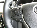 ステアリングスイッチ付き。オーディオの操作やメーターインフォメーションの切り替えも前方から目を離すことなく操作することが可能です。