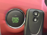 【キーフリーシステム】カバンやポケットに入れたままでもドアの施錠・解錠が可能なスマートキーを装備。エンジンのオン・オフ時もカギを取り出す必要が無いからとっても便利です♪