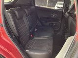 広々リアシートです。不要なときは収納しておけますよ。ラゲッジルームも広がります。