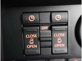 両側電動スライドドアのスイッチになります。運転席で扉の開閉が可能です。
