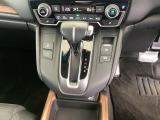 インパネシフトです。パーキングブレーキは電子制御パーキングブレーキタイプです。