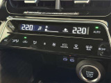 左右独立温度コントロールフルオートエアコンです。運転席、助手席それぞれで独立して温度設定ができます。冷え性の方が乗っても安心ですね♪