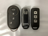 スマートキー付きですからドアロックの開閉およびエンジンスタートが楽々です。電動スライドドアの開け閉めもボタンで操作できます。加えて、純正リモコンエンジンスターター用の操作キーもついています。